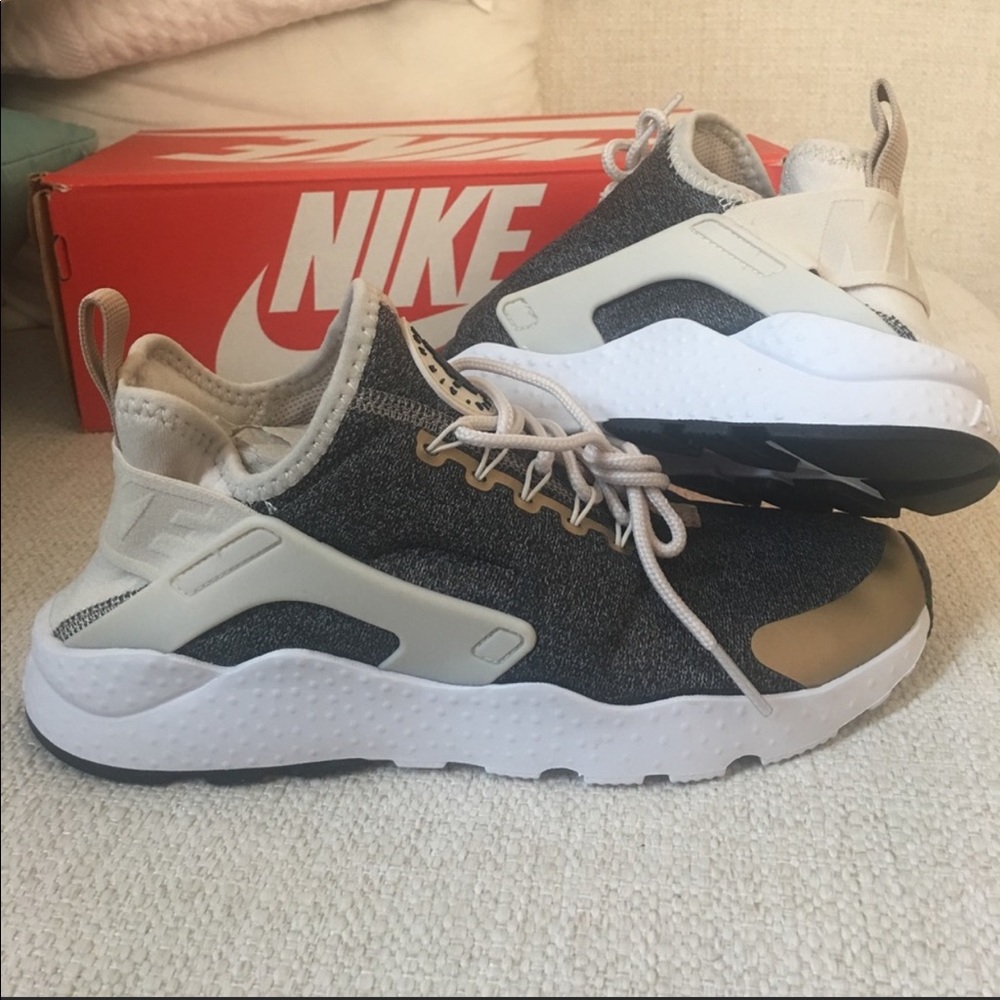 Nike women’s hurache LIKE NEW